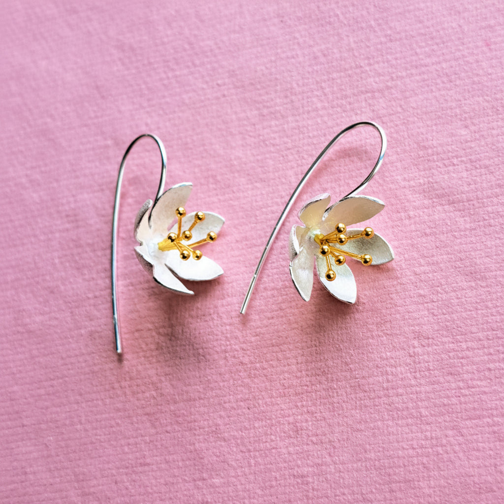 Alternative view of sterling silver daisy flower drop earrings with gold vermeil stamens