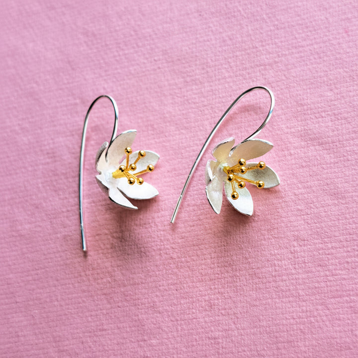 Alternative view of sterling silver daisy flower drop earrings with gold vermeil stamens