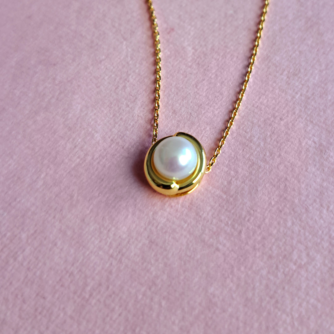 Alternative view of gold vermeil pearl pendant necklace 