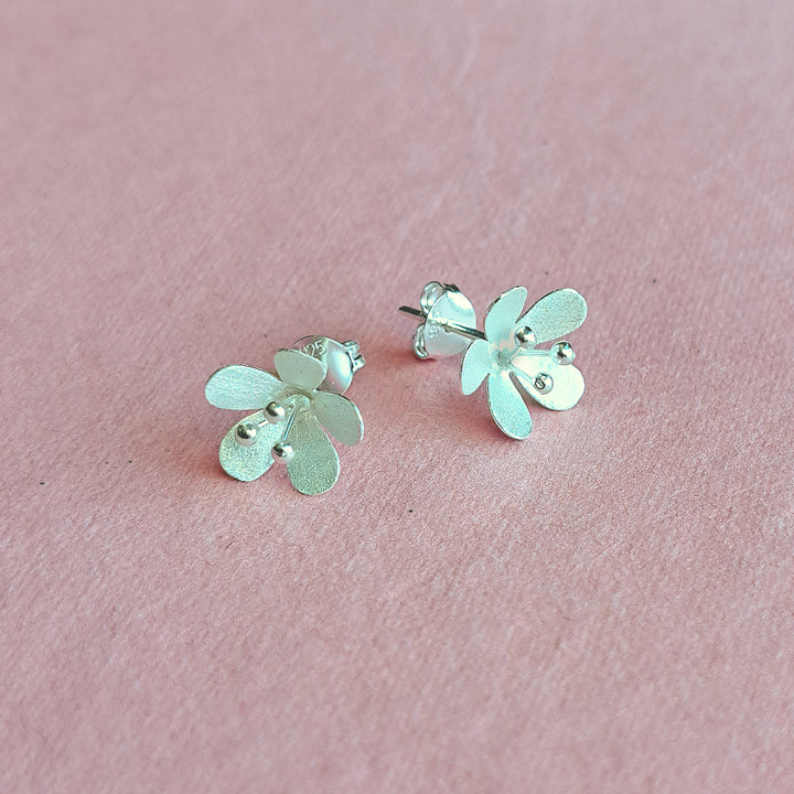 Silver daisy flower-shaped earrings - alternative view