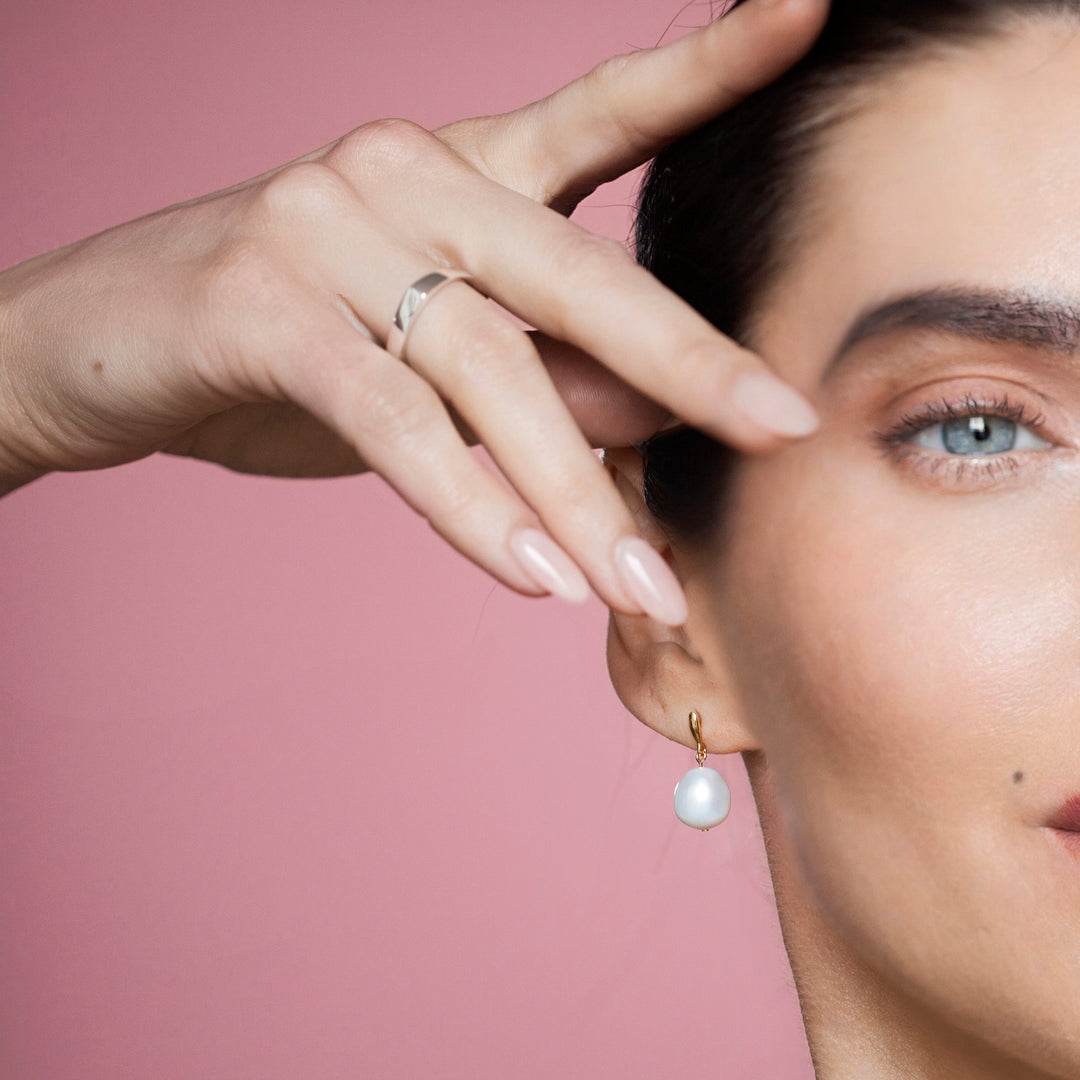 Woman wearing a square silver band on hand